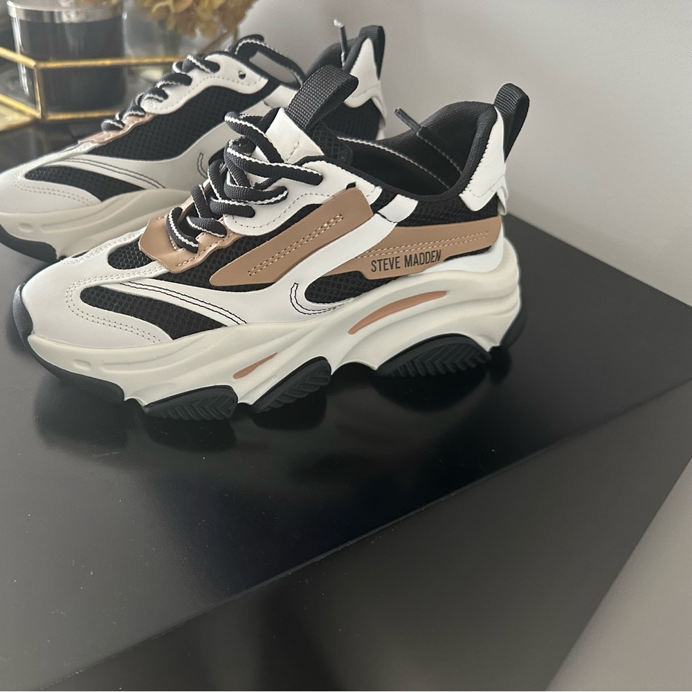 Steve Madden sneaker. Never worn